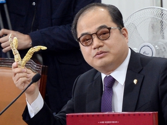 최동익 새정치민주연합 의원이 김승희 식품의약품안전처장에게 백수오를 보여주며 질의를 하고 있다. ⓒ뉴시스·여성신문
