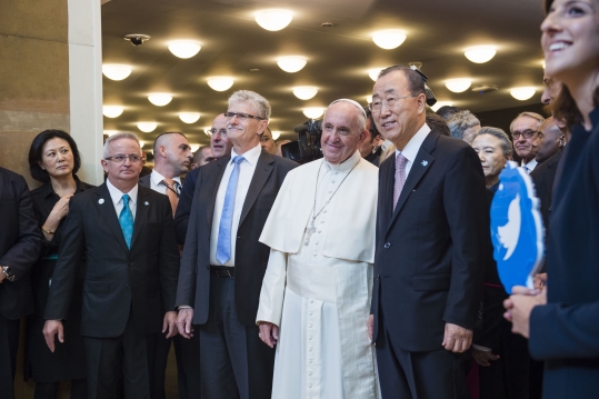 25일 교황의 유엔 연설장에 참석한 각국 정부 수반의 숫자는 역대 최다인 150여개국에 달했다. 교황과 반기문 사무총장이 자리를 함께 했다. ⓒ유엔본부