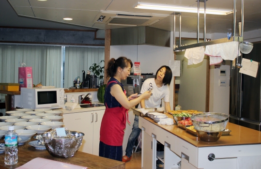 일본 도쿄도 다마시에 있는 세이세키 컬렉티브 하우스 입주자들이 ‘공동 요리’를 하고 있다. ⓒ다마=박길자 기자