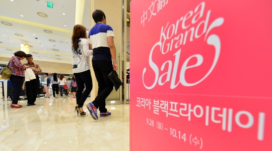 28일 오후 서울 중구 신세계백화점 본점을 찾은 소비자들이 매장을 둘러보고 있다. ⓒ뉴시스·여성신문