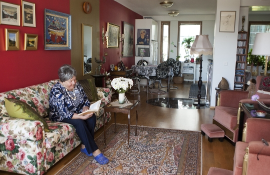 투울라씨가 자신의 개인 주거 공간에서 책을 보고 있다. ⓒ핀란드 헬싱키 이정실 여성신문 사진기자