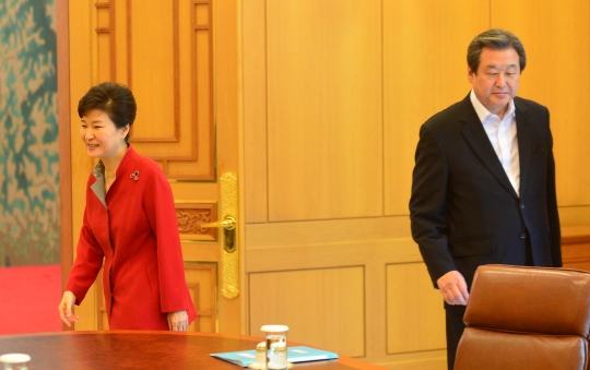 박근혜 대통령이 7월 16일 청와대에서 새누리당 김무성 대표를 만나 인사를 나눈 후 자리로 이동하고 있다. ⓒ뉴시스ㆍ여성신문