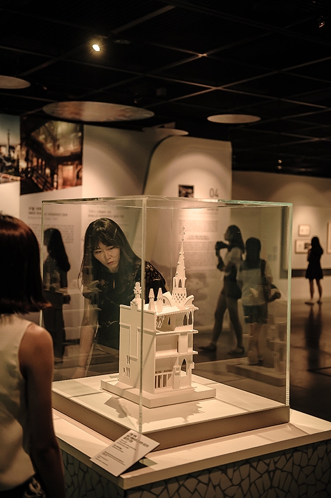 관람객이 안토니 가우디의 건축물 모형을 감상하고 있다. ⓒ씨씨오씨
