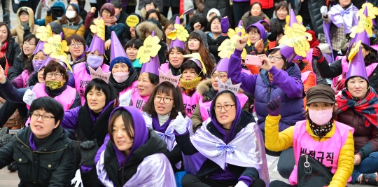 ‘세계여성의 날’을 이틀 앞둔 3월 6일 대구경북여성단체연합 주최로 대구백화점 앞에서 열린 세계여성의 날 기념 대구여성대회에서 참가자들이 여성의 인권 보장과 일자리 확대를 촉구하고 있다. ⓒ뉴시스·여성신문