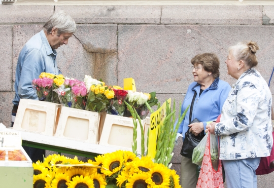 핀란드 헬싱키 시내의 노점에서 노인들이 꽃을 사고 있다. ⓒ핀란드 헬싱키 이정실 여성신문 사진기자