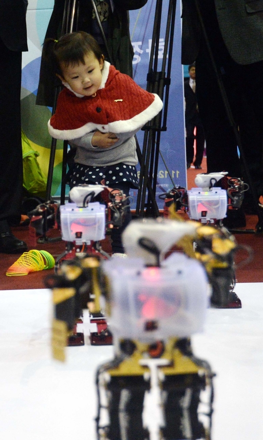 지난해 열린 ‘대전사이언스페스티벌’에서 한 아이가 로봇이 추는 춤을 따라하고 있다. ⓒ뉴시스
