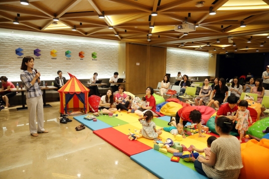 구글 캠퍼스 서울이 운영하는 ‘엄마를 위한 캠퍼스’ 프로그램 참가자들이 아이와 함께 창업 교육을 받고 있다. ⓒ구글