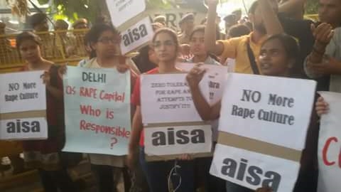 인도 뉴델리에서 벌어진 연이은 아동 성폭행 사건에 분노한 시민들이 거리로 나와 시위를 벌였다. 시위에 참여한 대학생 단체 AISA(All India Students Association)의 회원들.