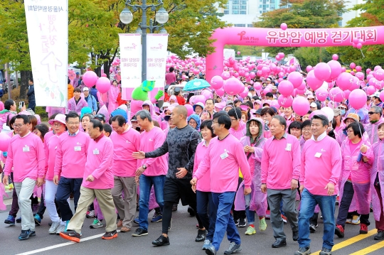 홈플러스가 10월 11일 서울 월드컵공원 평화의 광장에서 ‘핑크플러스 캠페인’의 일환으로 진행한 유방암 예방 걷기 대회에서 참가자들이 힘차게 출발하고 있다. ⓒ홈플러스