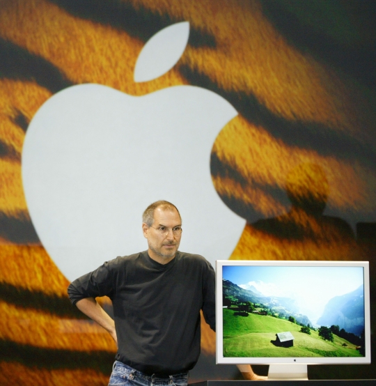 고 스티브 잡스 애플컴퓨터 최고경영자(CEO)가 2005년 지금까지 생산한 모델 가운데 가장 큰 30인치 평면모니터를 선보이고 있다. ⓒ뉴시스·여성신문