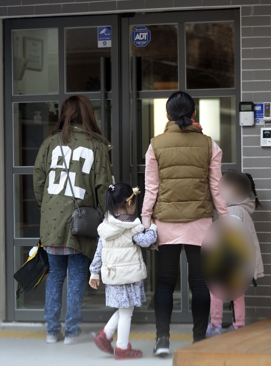 민간 어린이집이 집단 휴원에 들어간 28일 서울의 한 어린이집에 아이들이 부모와 함께 등원하고 있다. ⓒ뉴시스