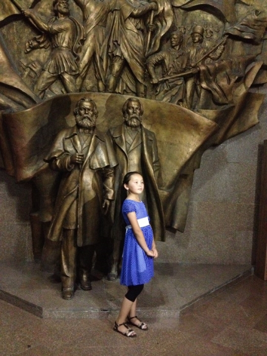 한 키르키즈인 어린이가 마르크스와 엥겔스 동상 앞에서 사진을 찍기 위해 포즈를 취하고 있다 ⓒ김경애