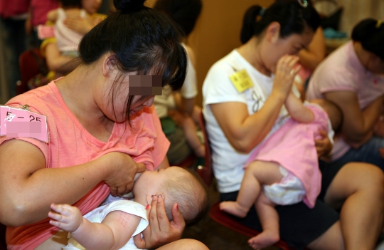 울산시간호사회가 주관한 제7회 건강한 모유 수유아 선발대회에서 엄마들이 모유 수유를 하고 있다. ⓒ뉴시스·여성신문