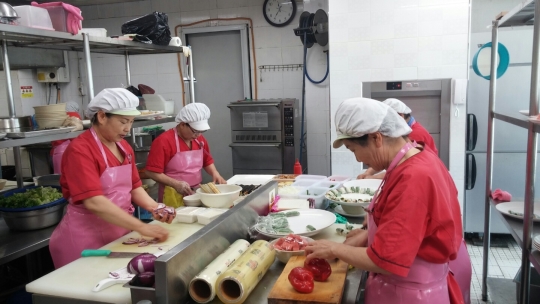전북 완주군에 있는 슬로 푸드 뷔페 ‘새참수레’에서 여성들이 음식 준비를 하고 있다. 직원 16명 중 14명이 60∼70대 여성들이다. ⓒ완주시니어클럽