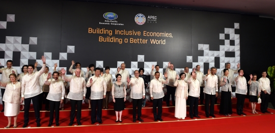 APEC 정상회의에 참석한 박근혜 대통령이 18일(현지시간) 오후 마닐라 몰 오브 아시아 아레나에서 열린 환영 만찬에 참석해 각국 정상들, 배우자들과 함께 만찬 전 필리핀 전통의상인 바롱을 입고 기념촬영을 하고 있다. ⓒ뉴시스·여성신문