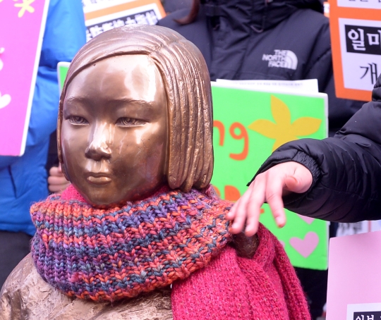 주한 일본대사관 앞에 설치된 위안부 소녀상. ⓒ뉴시스·여성신문