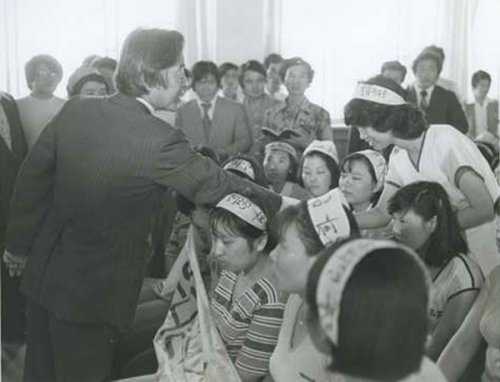 김영삼 전 대통령이 1979년 신만당사에서 농성 중인 YH 무역 여공들을 격려하는 모습. ⓒ뉴시스·여성신문