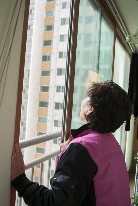 하루 서너 차례는 베란다 창문을 활짝 열어 집안 곳곳으로 자연 바람이 스며들도록 해야 한다. ⓒ이정실 여성신문 사진기자