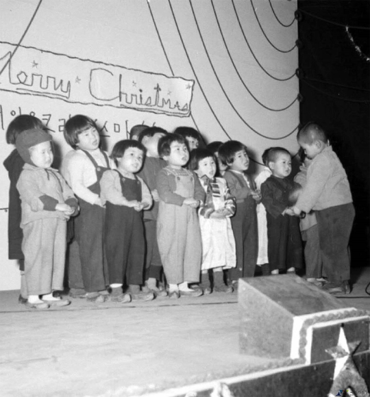 주한미군 주최로 서울 노량진교회가 운영하는 남북애육원에서 열린 크리스마스 행사에서 전쟁고아들이 노래를 부르고 있다. ⓒ국가기록원