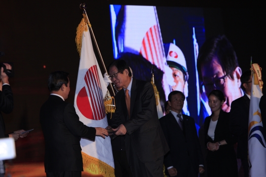 조환익(오른쪽) 한전 사장이 11월 27일에 열린 2015 대한민국안전문화대상 시상식에서 상을 받고 있다
