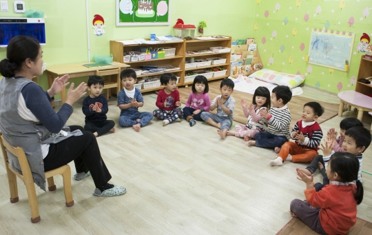 3일 서울 동작구 사당동 사당 자이어린이집의 영아들이 놀이시간을 갖고 있다.