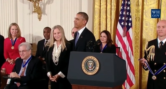 대통령 자유 메달 수여를 위해 단상에 선 오바마 대통령(오른쪽)과 바브라 스트라이샌드의 모습. 백악관 수여식 중계 영상 캡쳐. ⓒwhitehouse.gov