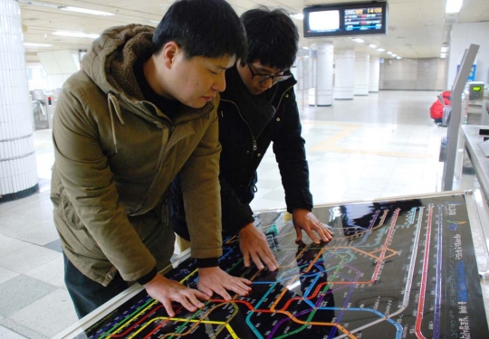 한 시각장애인이 서울 지하철 4호선 삼각지역에 국내 최초로 설치된 지하철 노선 촉지도를 체험하고 있다. 사진은 기사와 직접적 연관이 없음. 2014.01.16. 
sumatriptan patch http://sumatriptannow.com/patch sumatriptan patch