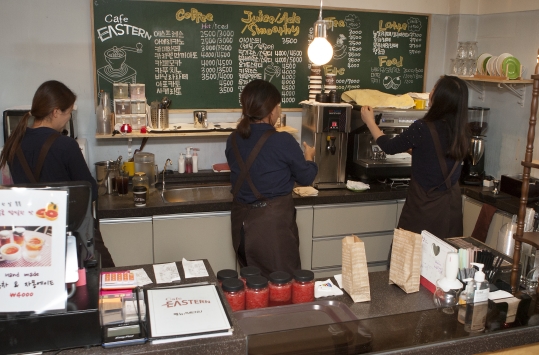 서울 서대문구 창천동에 위치한 ‘카페이스턴’ 1호점에서 미혼 양육모들이 커피를 내리고 있다. ⓒ이정실 여성신문 사진기자