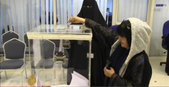 지난 12일 치러진 사우디아라비아 지방선거에서 여성 유권자가 투표함에 투표용지를 넣고 있다. 알자지라 뉴스 방송화면 캡처 ⓒaljazeera.com