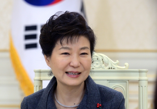 당선 3주년을 하루 앞둔 박근혜 대통령이 18일 오후 청와대에서 여대 총장 간담회에 참석, 인사말을 하고 있다. 2015.12.18 ⓒ뉴시스·여성신문