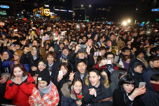 12월 31일 밤 서울 종로구 보신각에서 2015년을 보내는 제야의 종 타종 행사를 찾은 시민들이 새해 카운트다운을 하고 있다. ⓒ뉴시스·여성신문