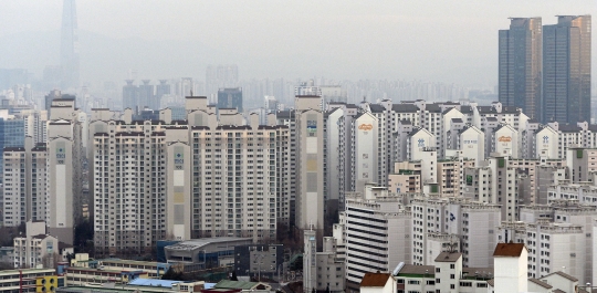 2016년도 부동산 시장은 주택 공급 과잉과 정부의 대출규제 강화, 미국의 금리 인상 등 3대 악재가 예고되면서 불확실성이 커지고 있다. 사진은 서울의 아파트 단지의 모습. ⓒ뉴시스·여성신문
