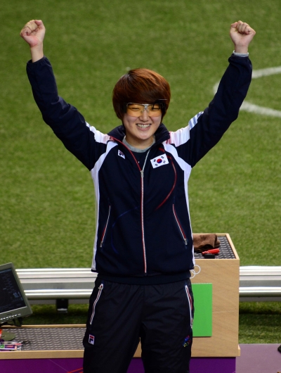 김장미 선수가 2012 런던올림픽 여자 사격 25m 공기권총 결승전에서 792.4 기록으로 금메달을 확정짓고 기뻐하고 있다. ⓒ뉴시스ㆍ여성신문