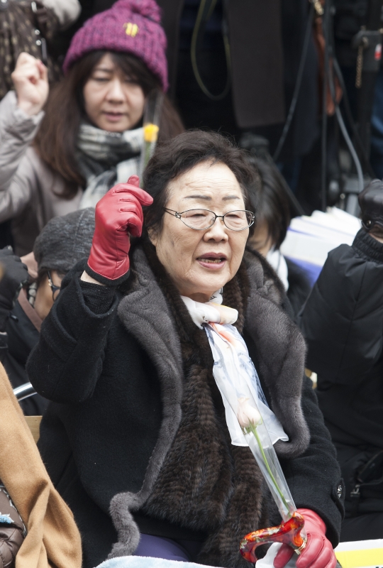 12월 30일 서울 종로구 일본대사관 앞에서 열린 1211차 수요시위에서 위안부 피해자인 이용수 할머니가 구호를 외치고 있다.cialis coupon cialis coupon cialis coupon