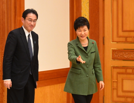 박근혜 대통령이 12월 28일 오후 한일 외교장관회담을 마친 기시다 후미오 일본 외무상을 청와대에서 접견, 자리를 안내하고 있다. ⓒ뉴시스·여성신문