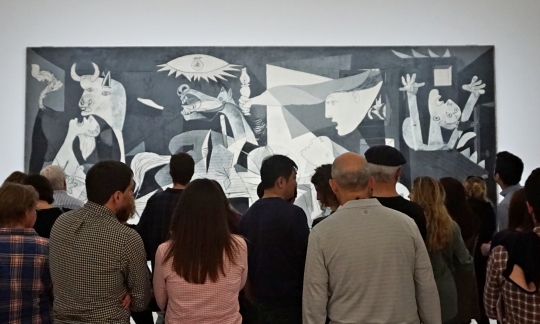 소피아 왕비 국립미술관을 대표하는 피카소의 ‘게르니카’ 앞에 모인 관람객들. ⓒ김태진