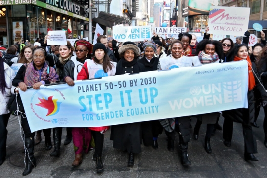 2015년 3월 8일 세계여성의날에 여성들이 ‘스텝 잇 업’ 플래카드를 들고 뉴욕 유엔본부 앞을 행진하고 있다.abortion pill abortion pill abortion pill