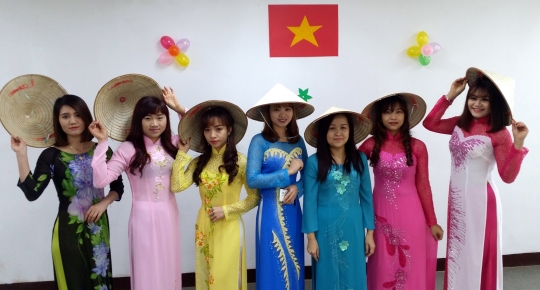 대구시 동구 다문화가족지원센터에서 베트남 결혼이주여성들이 전통의상인 아오자이를 입고 기념사진을 찍고 있다.abortion pill abortion pill abortion pill