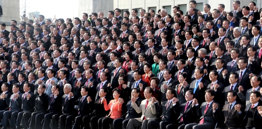 2014년 2월 서울 여의도 국회의사당 정현관 계단에서 제헌국회 이후 66년 만에 처음으로 여야 국회의원들이 기념사진을 촬영하고 있다.