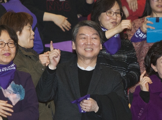 안철수 국민의당 상임공동대표가 3·8 세계여성의 날 기념 제32회 한국여성대회에서 율동을 따라하고 있다.