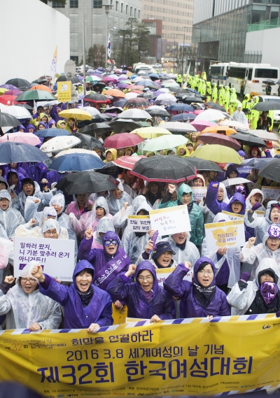 한국여성대회 참가자들은 우비를 입고 거리행진을 이어갔다.