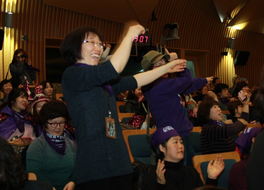 3.8세계여성의날 기념 제32회 한국여성대회에서 열정적으로 춤추는 참가자들 ⓒ진주원 여성신문 기자