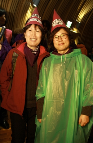 3.8세계여성의날 기념 제32회 한국여성대회 참가자들. 부산여성사회교육원 박해숙 씨(오른쪽), 박현숙 부산참여자치시민연대 사무처장 ⓒ진주원 여성신문 기자