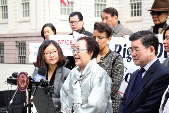 이용수 할머니가 8일 미국 뉴욕시청에서 열린 회견에서 “위안부 할머니들의 마음을 담지 못한 12‧28 위안부 합의는 무효”라고 선언하고 있다. 
