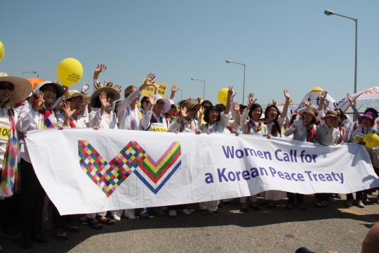 차경애 한국YWCA연합회 전 회장이 공동대표를 맡아 진행한 ‘2015 국제여성평화걷기’ 모습. ⓒ한국YWCA연합회