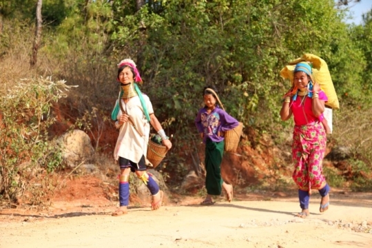 전통복장 차림으로 마을 산길을 걷고 있는 빠다웅 족
