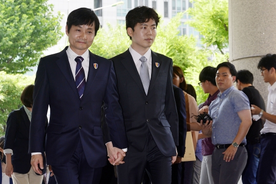 김조광수 감독과 김승환 레인보우 팩토리 대표가 첫 동성결혼 소송 심문기일인 지난해 7월 6일 서울 마포구 서부지방법원으로 들어서고 있다.