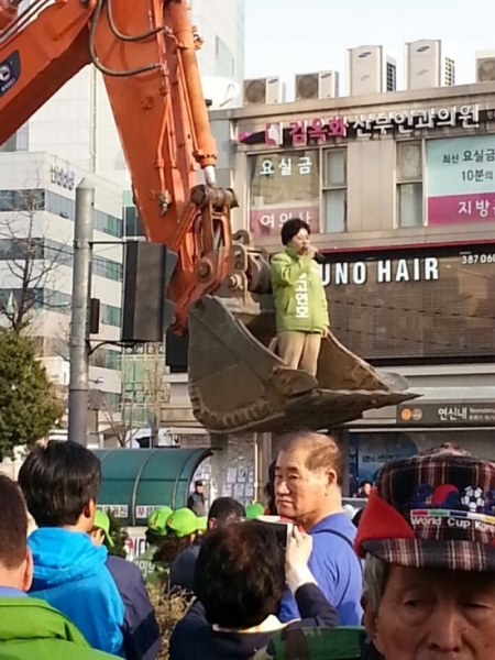 서울 은평을에 출마한 국민의당 고연호 후보가 포클레인에 올라 퇴근길 시민들에게 지지를 호소하고 있다.