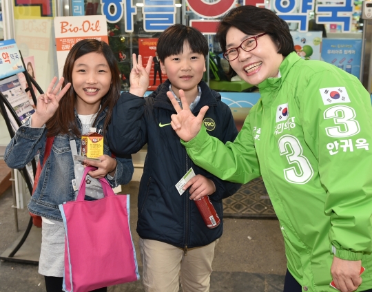 국민의당 남을 안귀옥 후보가 3월 28일 인천 남구 용현동 토지금고시장을 방문해 어린이들과 포즈를 취하고 있다.