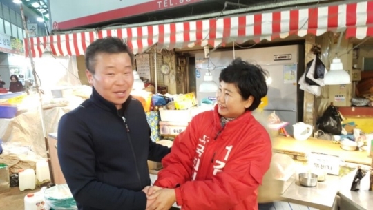 인천 남을에 출마한 김정심 새누리당 후보가 유권자와 만나 지지를 호소하고 있다. ⓒ김정심 후보 블로그